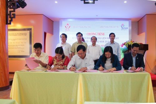  Các đơn vị ký kết thỏa thuận hợp tác dưới sự chứng kiến của lãnh đạo tỉnh Phú Thọ, lãnh đạo Sở VHTTDL Phú Thọ và TP. Việt Trì.